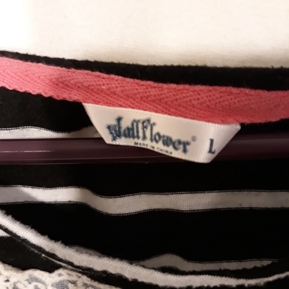 Ladies  Lace Trimmed Black/ White Wallflower Top **2/$15** - Picture 3 of 4